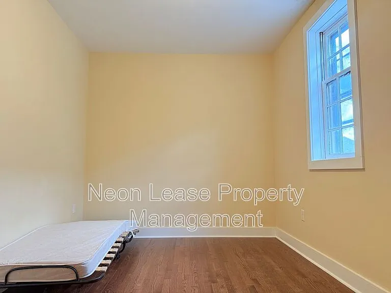 109 NW Front St — Photo 5