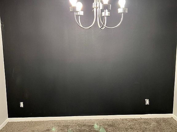 Beautiful accented wall in the dining