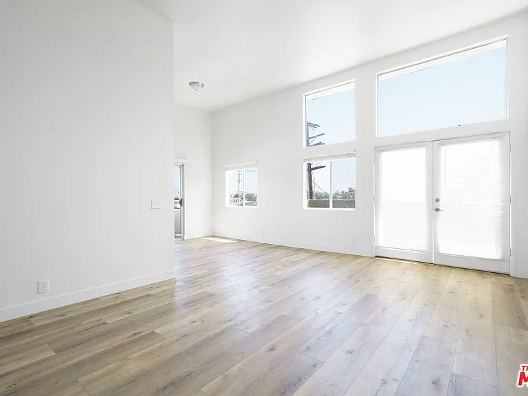 22705 Del Valle St #5 — Photo 4