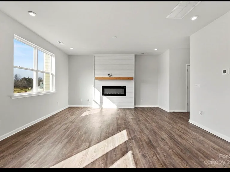 524 Sitka Dr — Photo 5