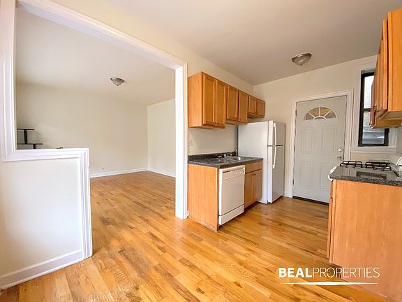 3rd image of 3823.5 N Fremont St #3823-W1