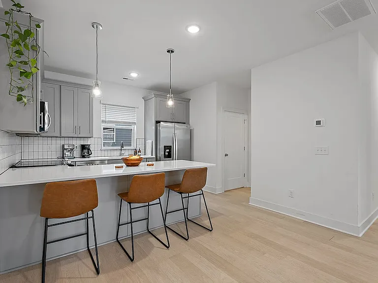 550 Markham St #4 — Photo 6