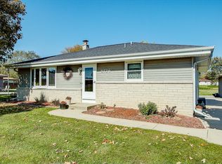 8136 W Hilltop Ln, Franklin, WI 53132