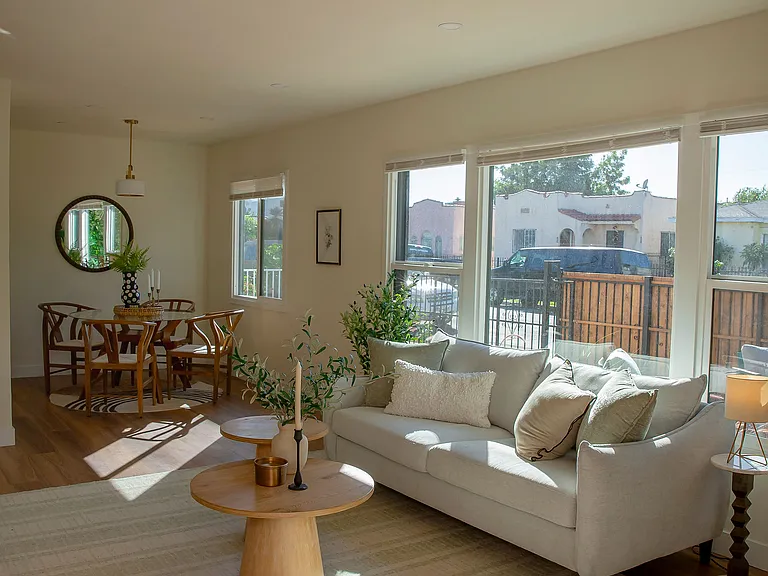 2046 S Burnside Ave — Photo 12