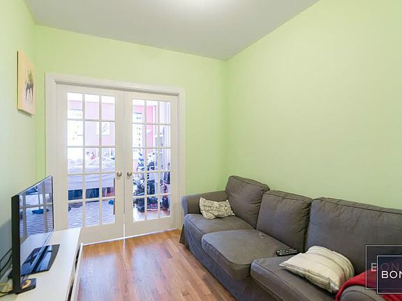 5th image of 33 Saint Marks Pl APT 03