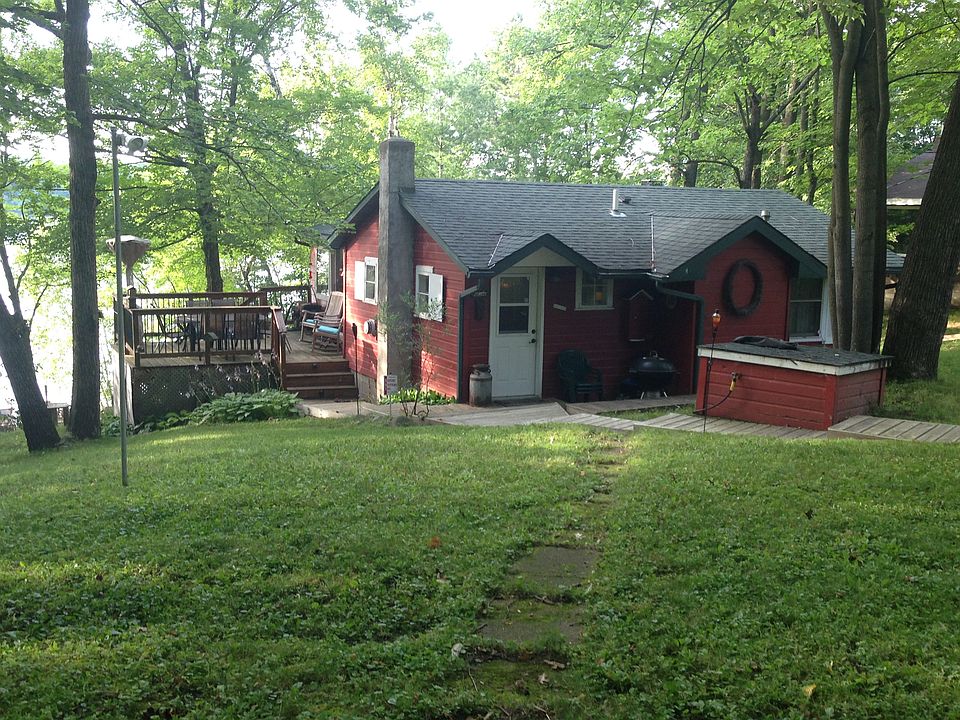 Cabin with lakeside deck