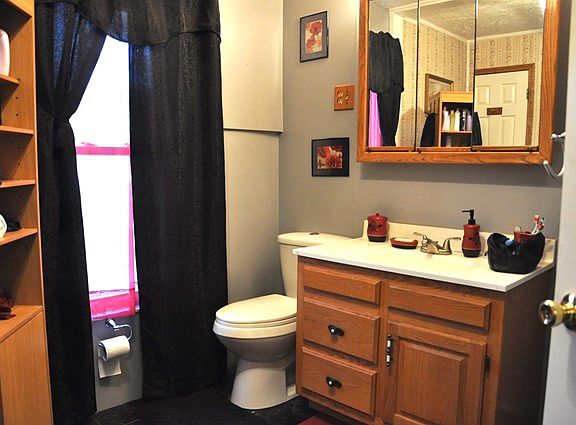 2nd image of 654 Pearl Pl