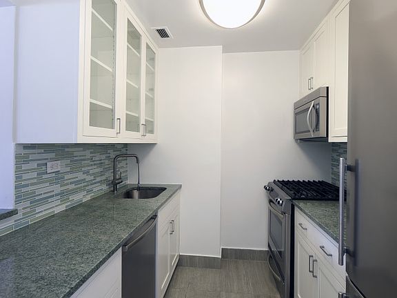 4th image of 450 6th Ave #306