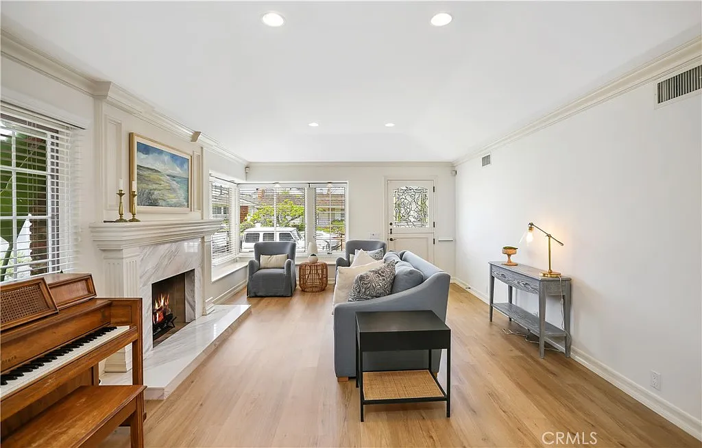 2 bed, 2.5 bath, 1761 sqft, $9,275 — Photo 3