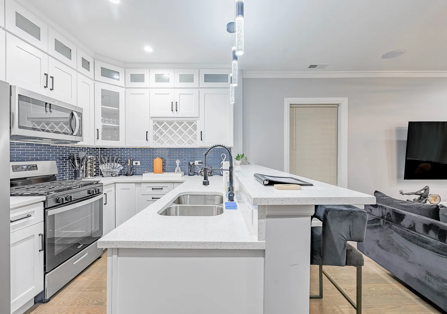 3 bed, 1100 sqft, $2,850 — Photo 2