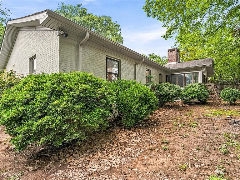 1610 Hillcrest Dr — Photo 10