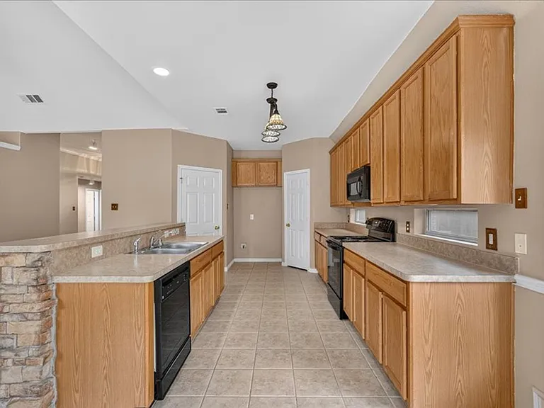 5912 Meadowglen Dr — Photo 6