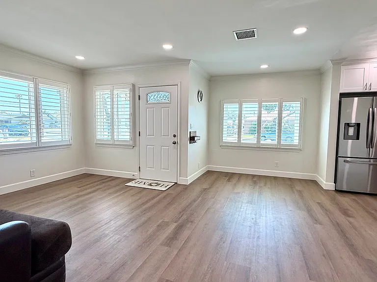 21316 Lynton Ave — Photo 4