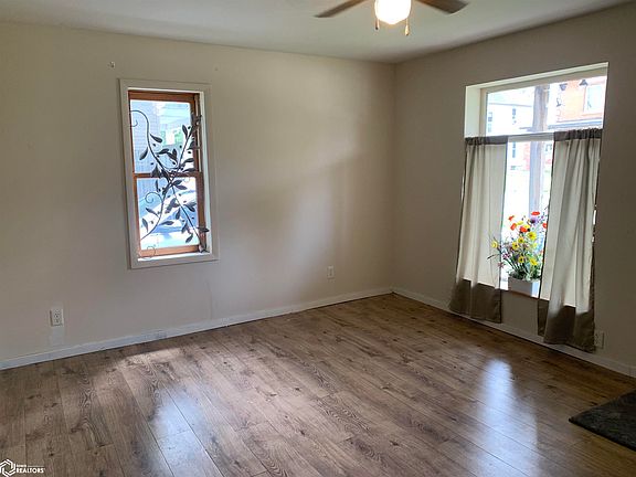 3rd image of 609 N Maple St
