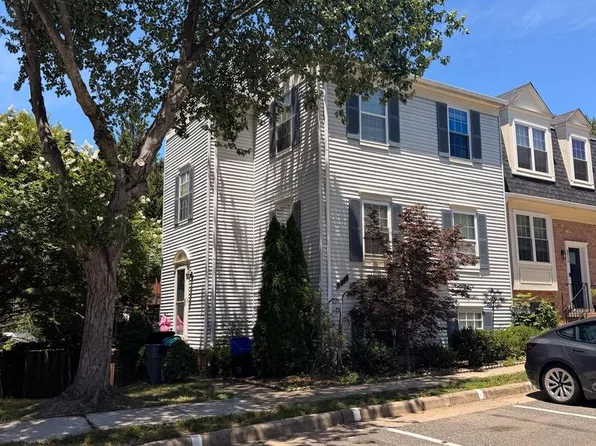8818 Ridge Hollow Ct, Springfield, VA 22152