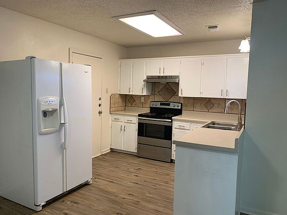2nd image of 2211 Lamplight Dr