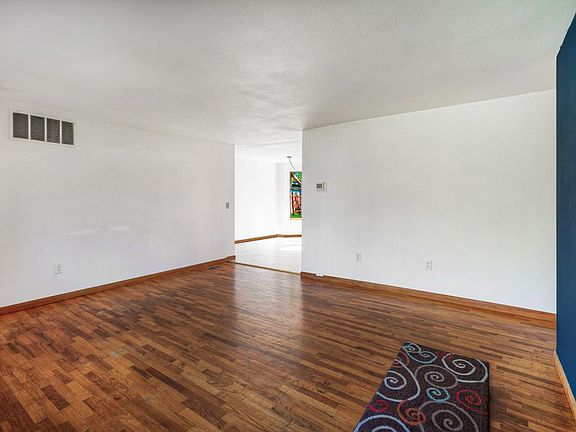 4th image of 14211 Bingham Ave E