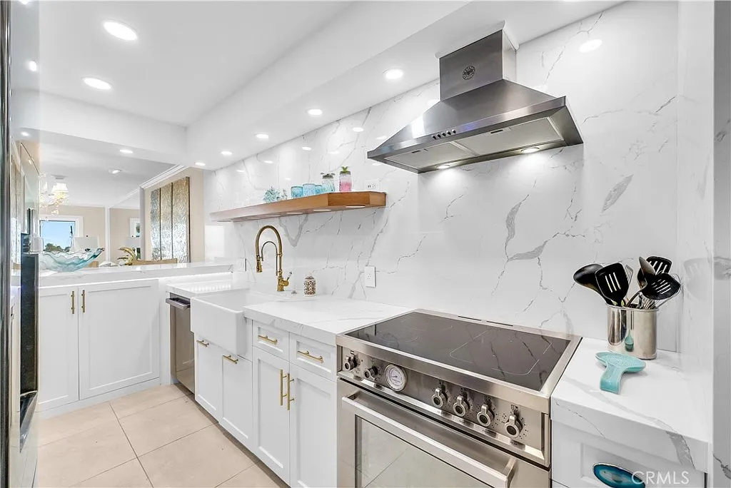 240 Moss St — Photo 4