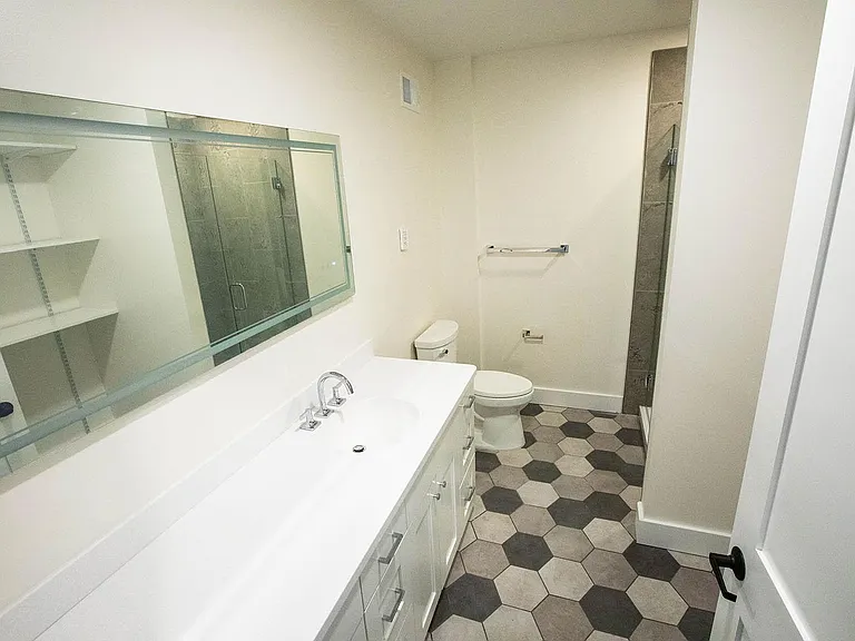411 W Portage Ave #7 — Photo 22