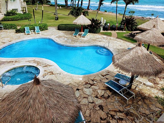 Pool, Hot Tub and Poolside Tiki Bar and lounze chairs