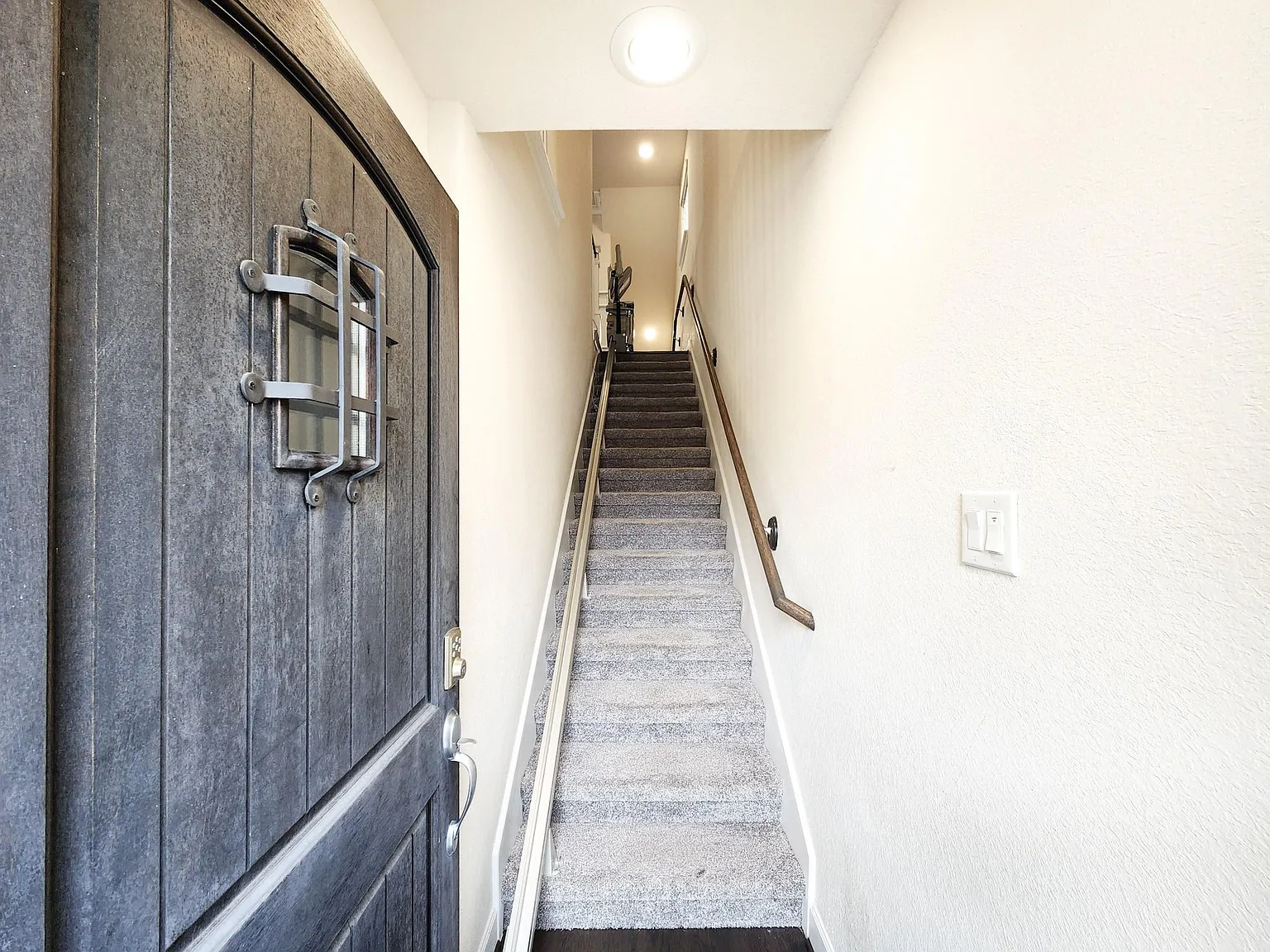 3 bed, 3.5 bath, 1918 sqft, $2,900 — Photo 2
