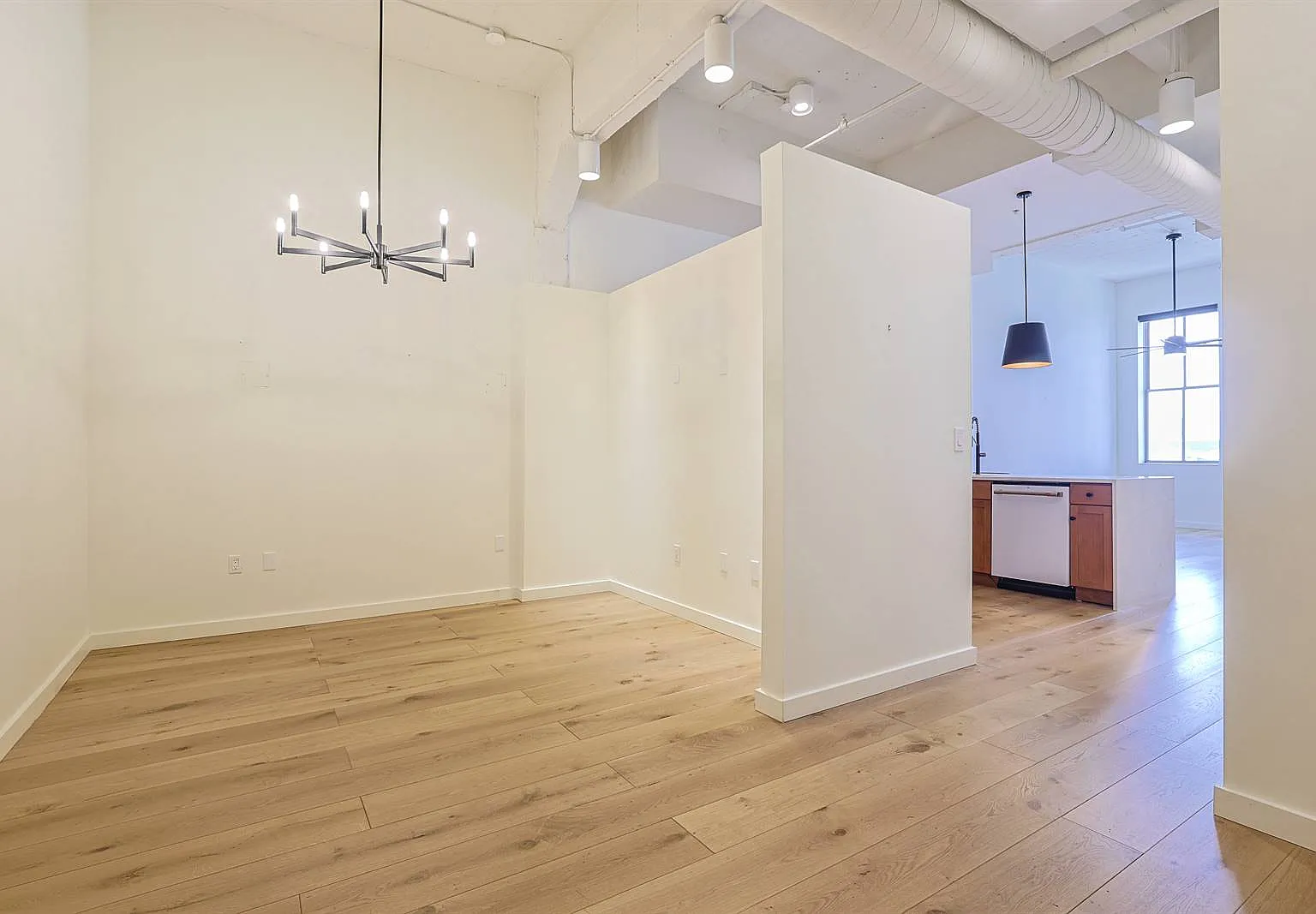 1 bed, 1008 sqft, $2,400 — Photo 3