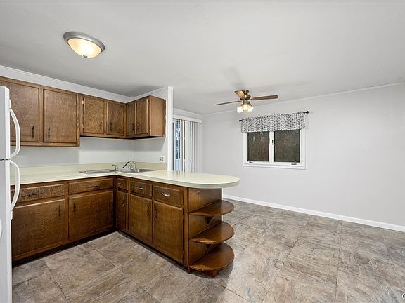 3rd image of 2 Morris Cir