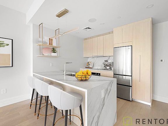 4th image of 960 Franklin Ave #746