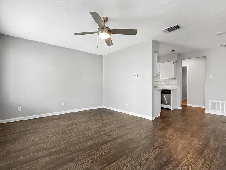 University Cove Apartments — Photo 4