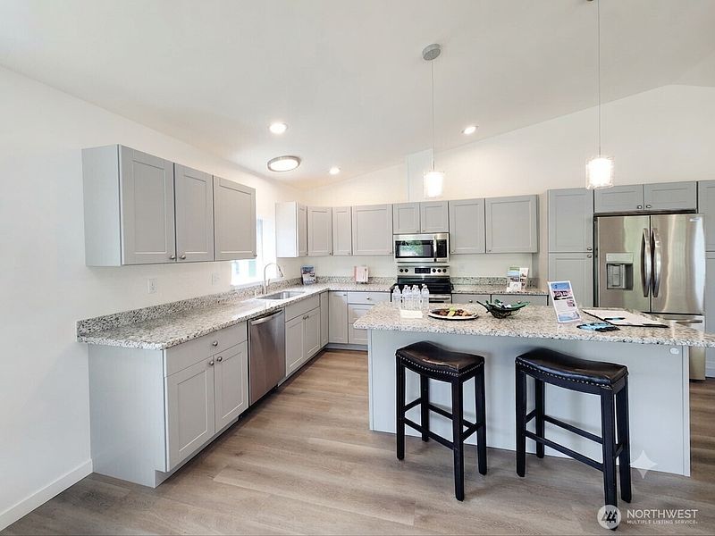 3rd image of 371 Centaurus Avenue SW