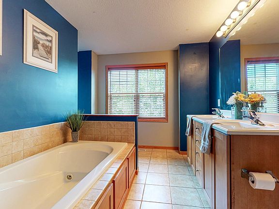 5th image of 2015 Langston Ln NE