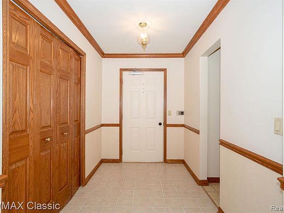 4th image of 822 Deer Ct #506