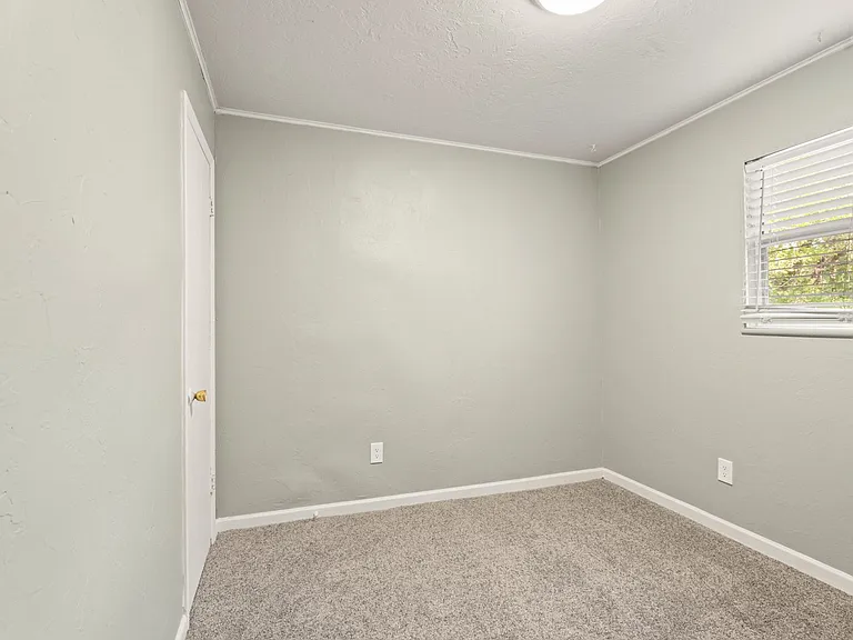 1029 Hoyt Ave — Photo 19