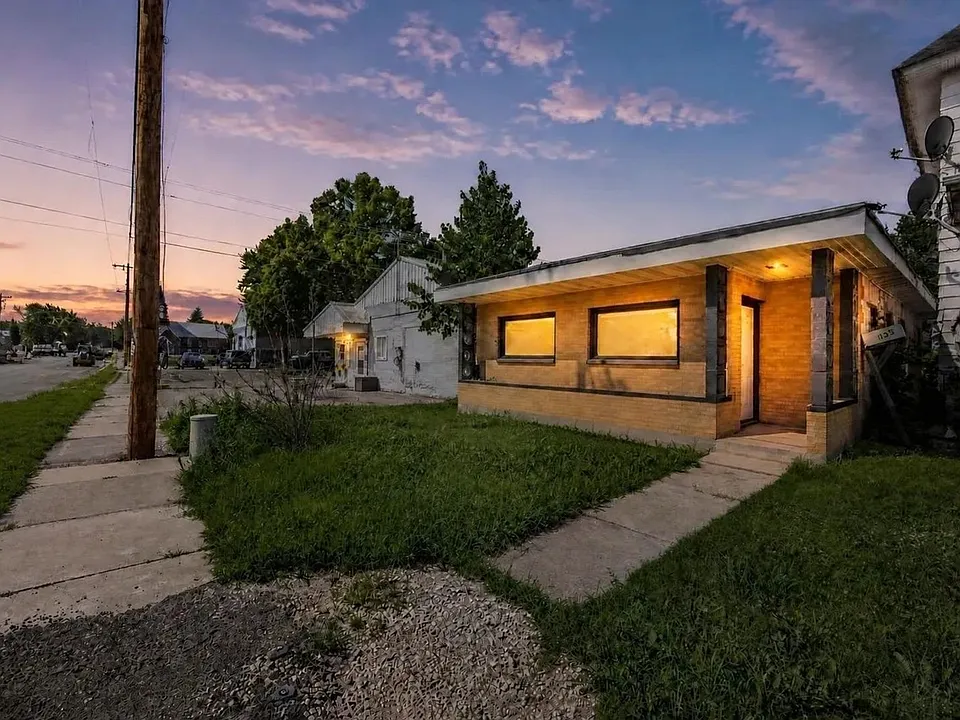 135 N McKenzie Ave