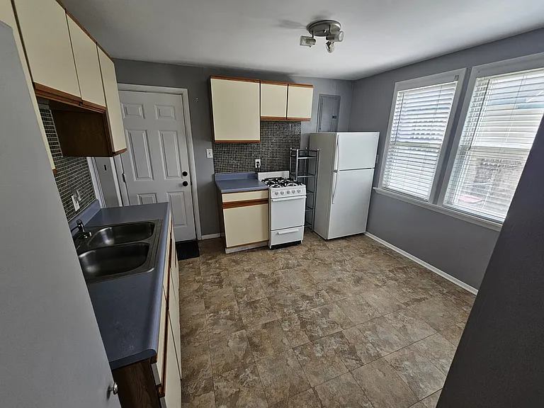 25052 Comfort St — Photo 2