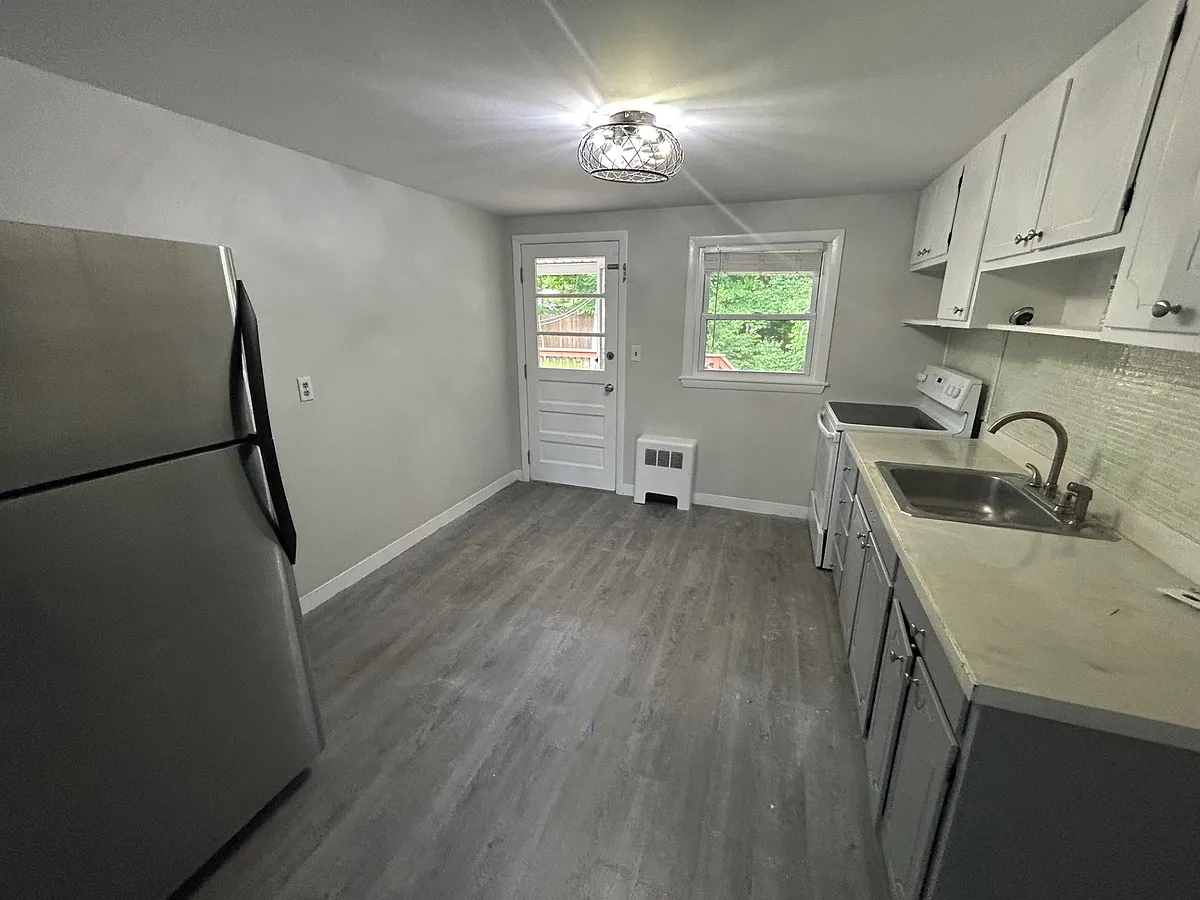Building Photo - 79 Forest St #4