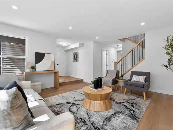 40 SW Bernard Way NW, Calgary, AB T3K 2E9