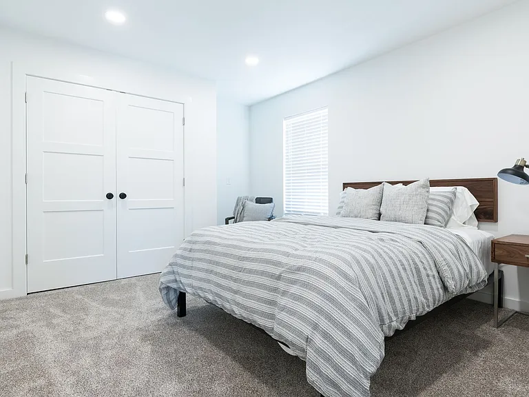 863 W Holly St — Photo 16