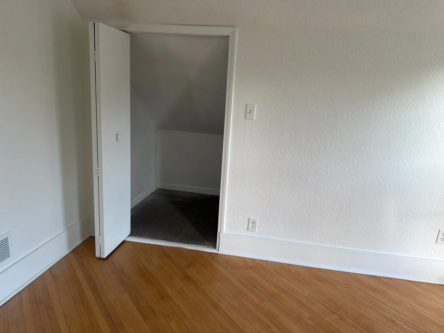 2 bed, 1272 sqft, $925 — Photo 2