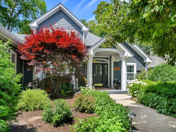 72 Gray St, St Charles, IL 60174