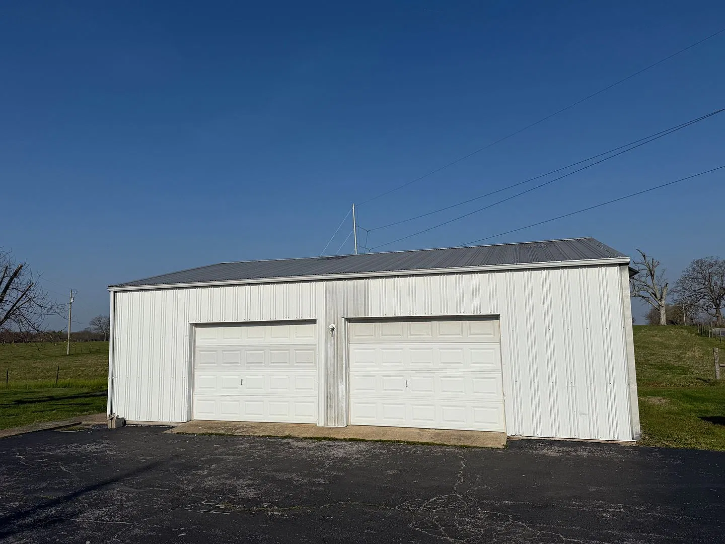 3 Bed/2 Bad House with detached 2 car garage/shop — Photo 3
