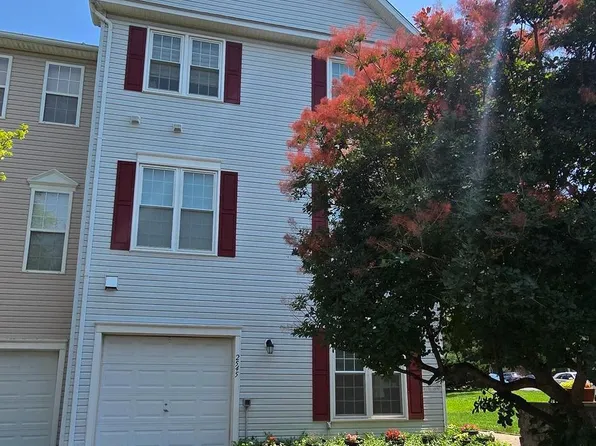 2545 Logan Wood Dr, Herndon, VA 20171