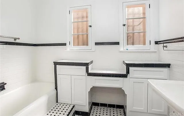 1125 S Hayworth Ave — Photo 9