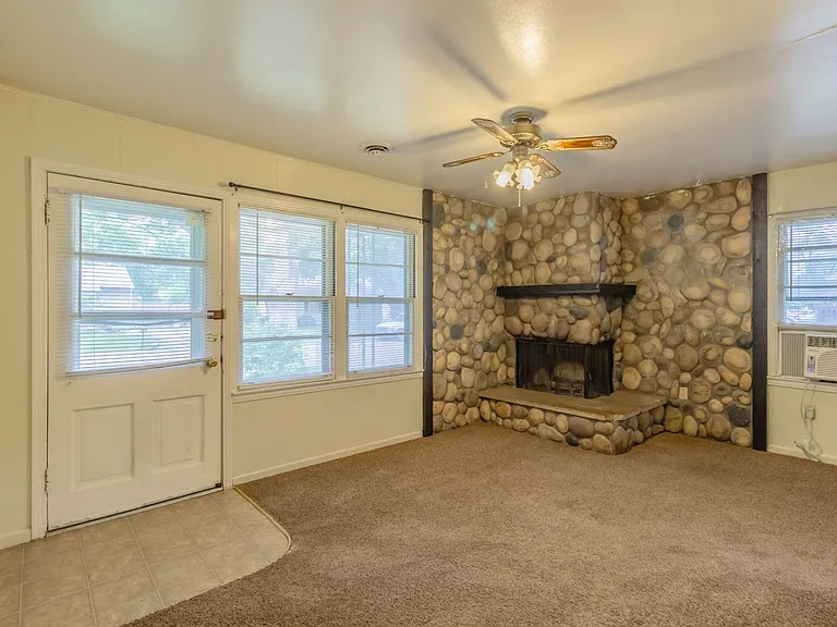 2204 Green Ave — Photo 2