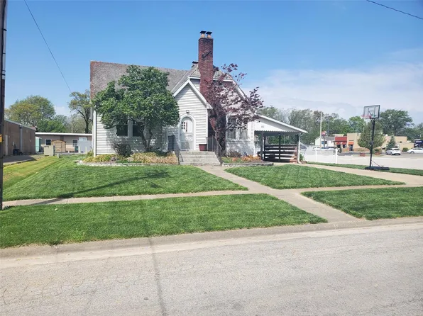 851 11th St, Carlyle, IL 62231