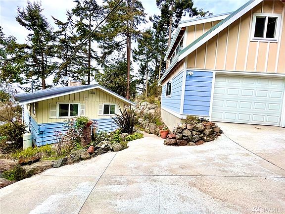 2 Bedroom 1 bathroom with a garage and artist loft above the garage