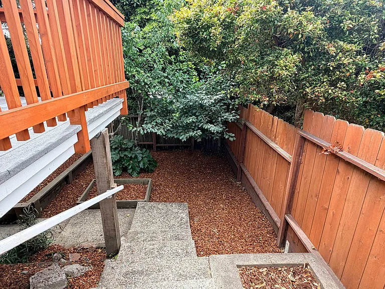 922 Maple St — Photo 52