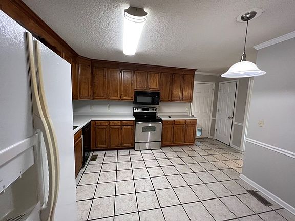 4th image of 2122 Berkshire Ln
