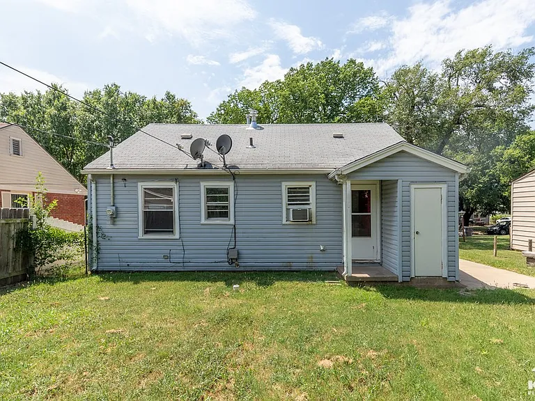 1848 N Green St — Photo 16
