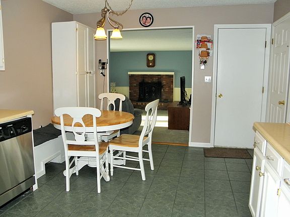 3rd image of 11 Wineberry Ln